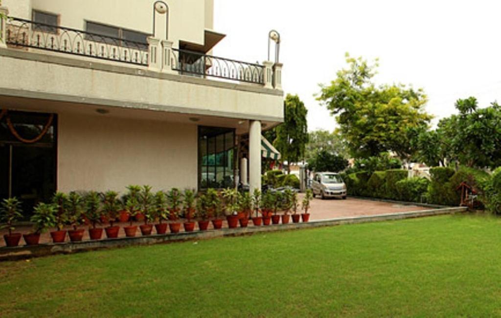 Hôtel Brijwasi Royal à Mathura Extérieur photo